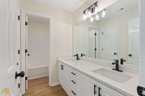 4860 Highland Lake Dr, Atlanta GA  30349-3913 exterior