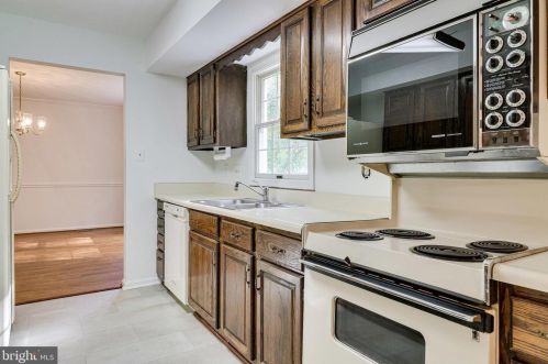 5901 Oakland Park Dr, Springfield VA  22015-2442 exterior