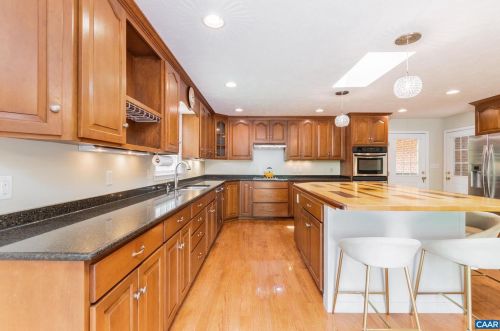 1030 Deer Run Dr, Earlysville, VA 22936-9527