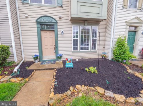 96 Davis St, Charles Town, WV 25414-4478