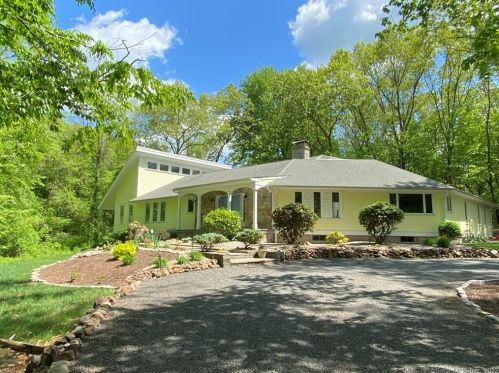 32 Ridge Ct, Cheshire, CT 06410-1236