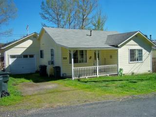 555 Raymond Ln, Willits, CA 95490-3867