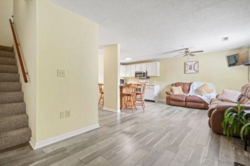 407 Elmwood Dr, Hudson NH  03051-3242 exterior