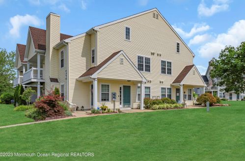38 Des Moines Ct, Tinton Falls, NJ 07712-7740