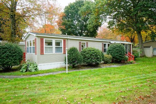 1 Meredith Dr, Hampstead, NH 03841-2234