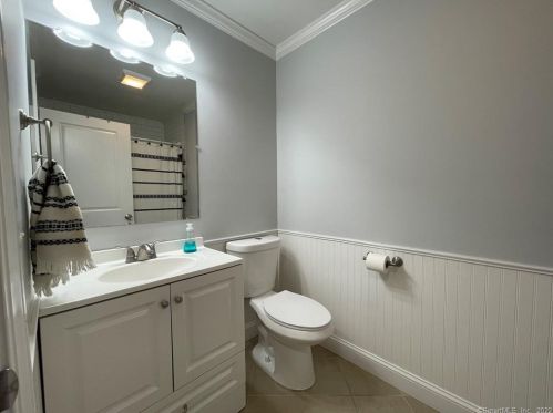 6 Little Fox Run, Huntington CT  06484-1619 exterior