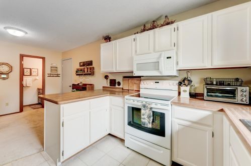 1613 Helmo Ave, Saint Paul MN  55128-5535 exterior