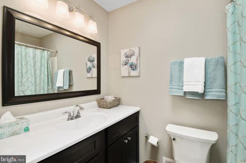 6717 Holford Ln, Springfield VA  22152-2935 exterior