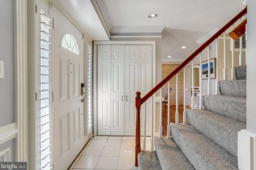 6808 Houndmaster Rd, Springfield VA  22152-2715 exterior