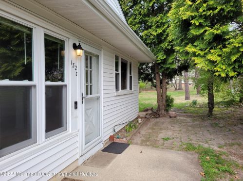132 Rosewood Dr, Lakehurst, NJ 08759-3838