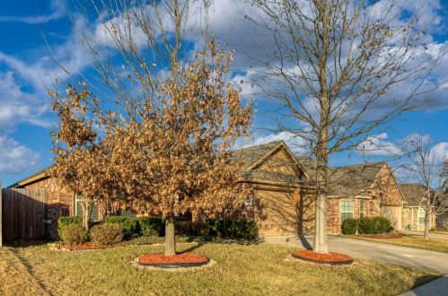 8752 Vista Royale Dr, Fort Worth, TX 76108-7945