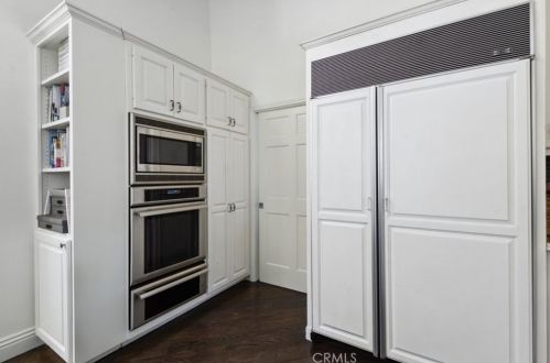 1566 Hillside Dr, Glendale CA  91208-2456 exterior