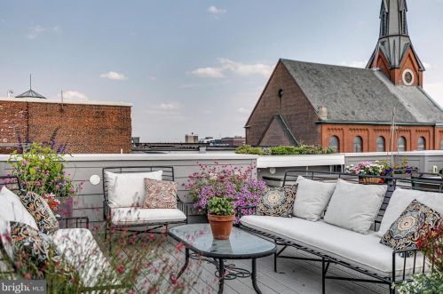 720 4 St, Philadelphia PA 19147-3127 exterior