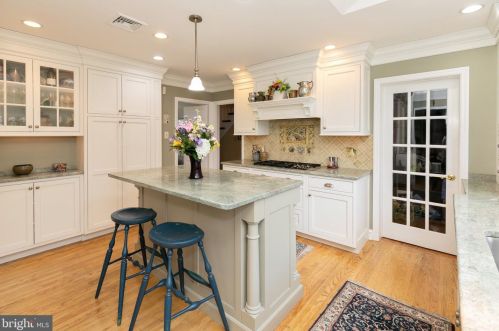 561 Crystal Lake Ave, Tavistock NJ 08033-2748 exterior