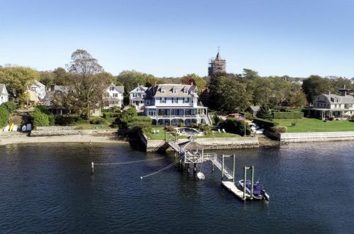 72 Washington St, Middletown, RI 02840-1514