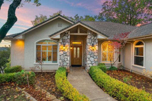 4470 Monte Vista Dr, Snowline Camp, CA 95709-9319