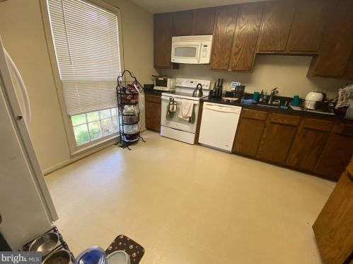 7938 Bethelen Woods Ln, Springfield VA  22153-2006 exterior