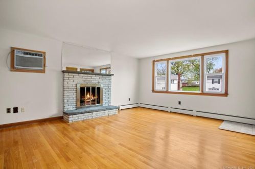 8 Macintosh Rd, Norwalk, CT 06851-5909