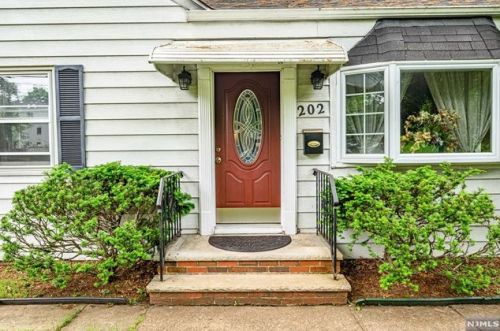 202 Gateway Rd, Ridgewood, NJ 07450-2902