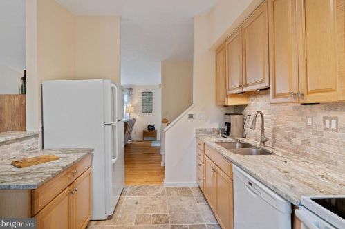 7906 Cliff Rock Ct, Springfield, VA 22153-2501