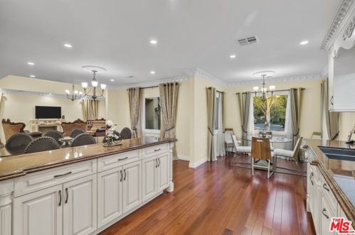 2417 Glenoaks Blvd, Glendale CA  91206-3027 exterior