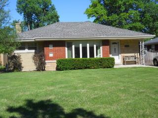 935 Hillcrest Ave, Elmhurst, IL 60126-5310