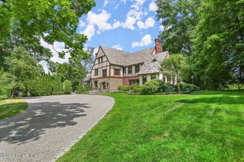 24 Calhoun Dr, Greenwich CT  06831-4437 exterior