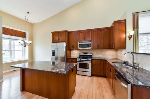3944 Vesper Ct, Naperville, IL 60564-7136