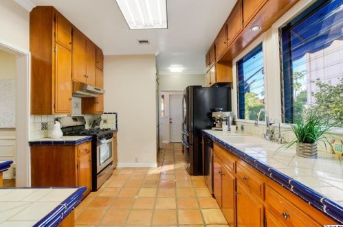 1570 Pacific Ave, Glendale CA  91202-1214 exterior