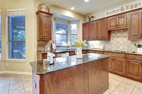 2540 Grn Oak Dr, Carrollton TX 75010-4221 exterior