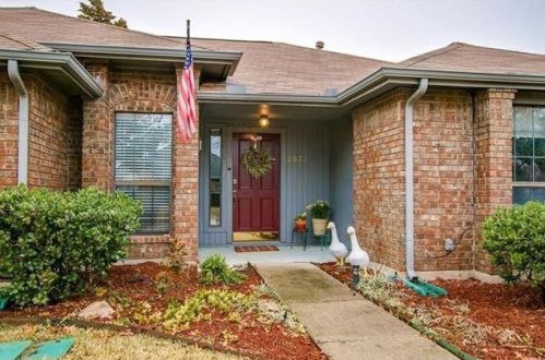 2037 Lavaca Trl, Carrollton TX  75010-4058 exterior