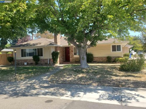 9497 Sara St, Elk Grove, CA 95624-1928