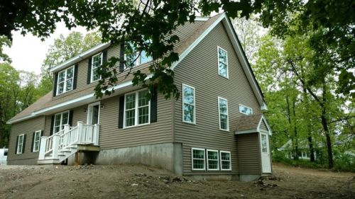 25 Cedar St, Derry, NH 03038-2240