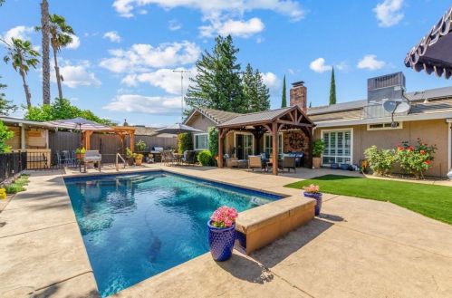 8712 Lodestone Cir, Elk Grove CA  95624-2520 exterior