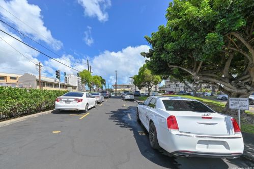 2825 King St, Honolulu HI  96826-3563 exterior