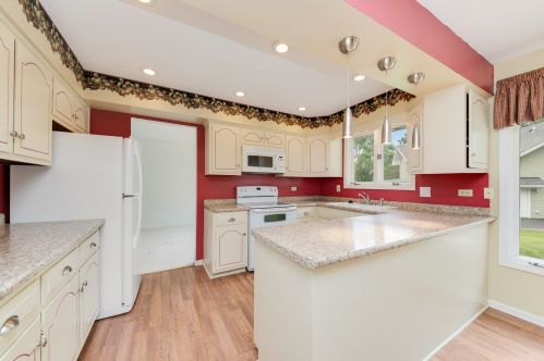 69 Redstart Rd, Naperville, IL 60565-2339