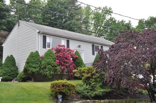 22 Essex Rd, Greenwich CT  06831-4135 exterior