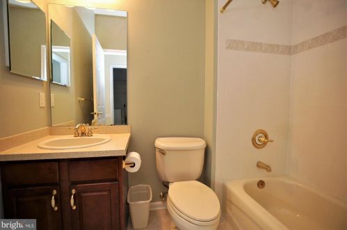 6 Hummingbird Dr, Trenton NJ  08690-3557 exterior