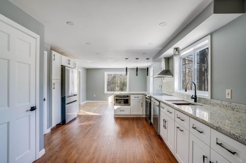 1 Cherokee Ct, Londonderry NH  03053-2635 exterior