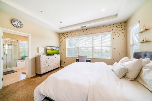 54 Rembrandt, Irvine CA  92620-7314 exterior