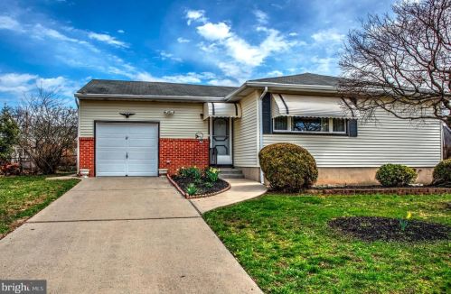 8 Vista Rd, Trenton, NJ 08690-2314