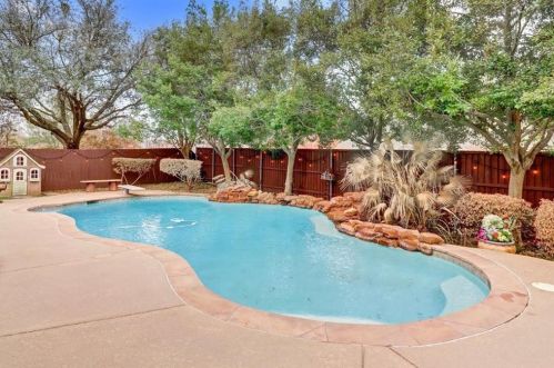 2540 Grn Oak Dr, Carrollton TX 75010-4221 exterior