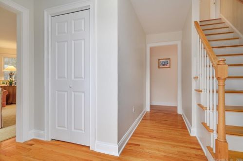 10 Mountain Manor Rd, Sandy Hook, CT 06482-1489