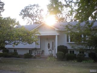 347 Alan Dr, Paramus, NJ 07652-3403