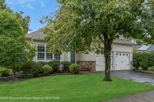 1 Bomar Ct, Lakehurst, NJ 08759-6034