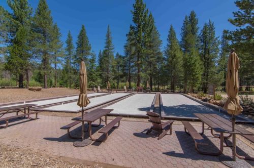 13610 Hillside Dr, Truckee CA  96161-6867 exterior