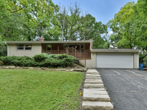 712 Elmwood Dr, Carpentersville, IL 60110-1922
