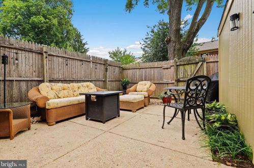 8549 Barrington Ct, Springfield VA  22152-1005 exterior