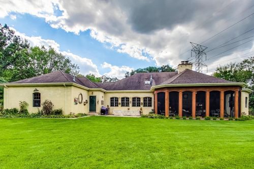 8901 Maple Ave, Willowbrook IL 60527-6469 exterior