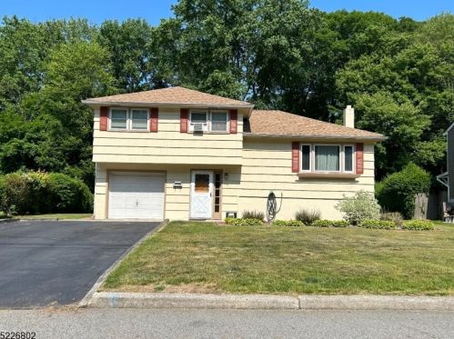 110 Knolls Rd, Bloomingdale, NJ 07403-1549